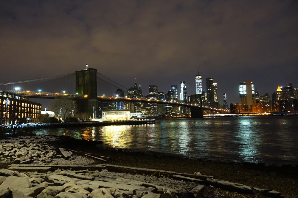 Blick auf die Skyline von Manhattan von Brooklyn aus. Lesen Sie, wo Sie die besten Aussichten in New York City kostenlos finden! #Reisen #Brooklyn #NYC #Manhattan #NewYork