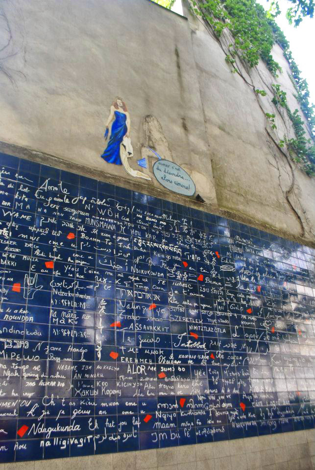 Wall of Love in Paris. Don't miss this mural with love statements in Paris while walking around Montmartre in Paris! #travel #Paris #love 