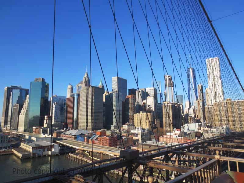 Blick auf Manhattan von der Brooklyn Bridge. Lesen Sie, wo Sie in New York City die besten kostenlosen Aussichten auf die Skyline von Manhattan finden! #Reisen #NYC #Brooklyn