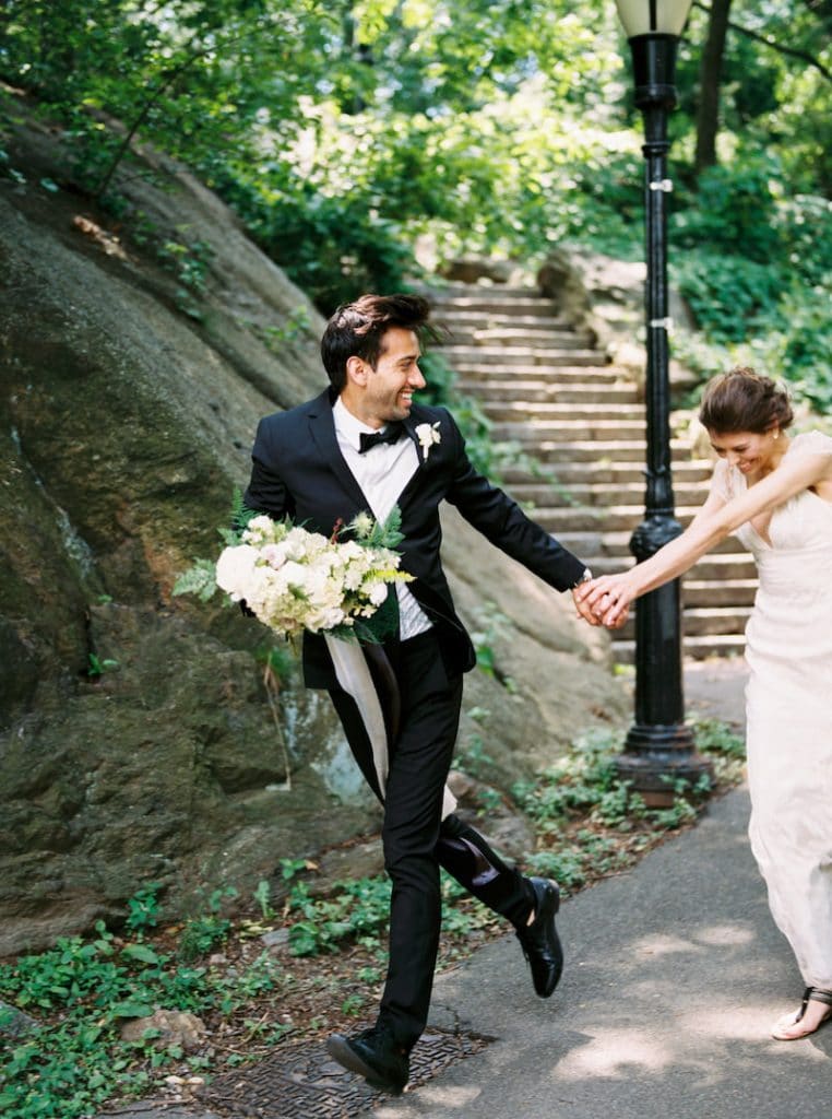 Photo of a couple eloping in New York. Find more inspiration for your elopement pictures.