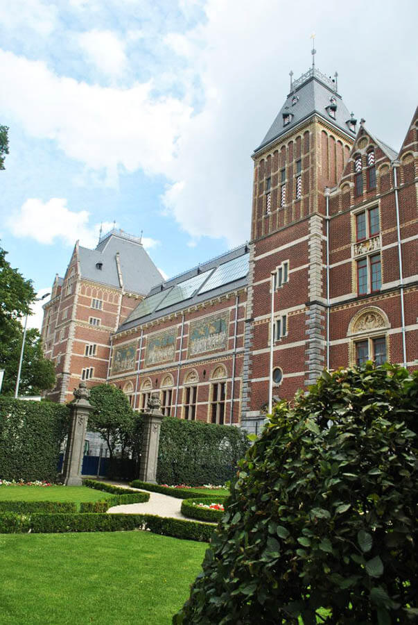 Exterior of the Rijksmuseum in Amsterdam, one of the best places to see Rembrandt's artwork on display! 