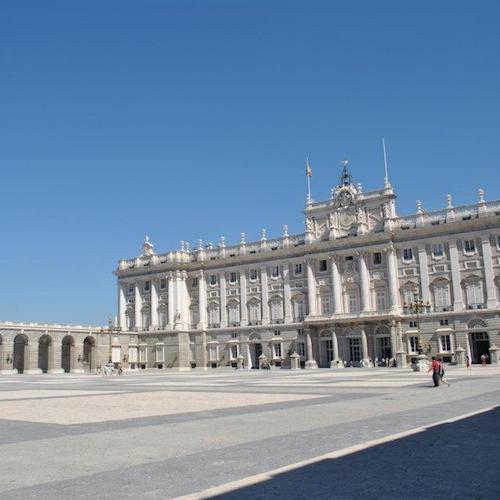 Palast in Madrid, Spanien. Lesen Sie, was Sie mit Ihrem Eurail-Pass besichtigen können, und erhalten Sie Tipps für eine großartige Europa-Reiseroute! #Reisen #Europa #Madrid 