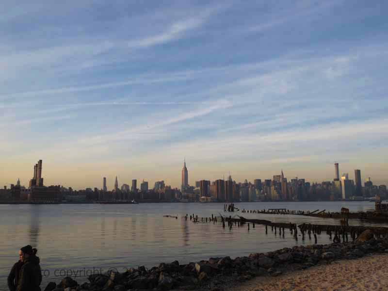 Blick auf die Skyline von Manhattan bei Sonnenuntergang. Lesen Sie, wo Sie die besten kostenlosen Ansichten von New York City sehen können! #Reisen #NYC #NewYork #Brooklyn #Manhattan