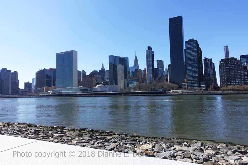 Foto der Skyline von Manhattan von Roosevelt Island in New York City. Holen Sie sich die besten kostenlosen Ansichten von Manhattan! #Reisen #Manhattan #NewYork #NYC 
