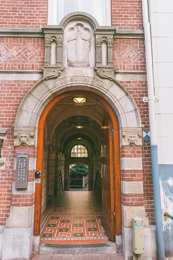 The entrance to the Begijnhof along Spui in Amsterdam