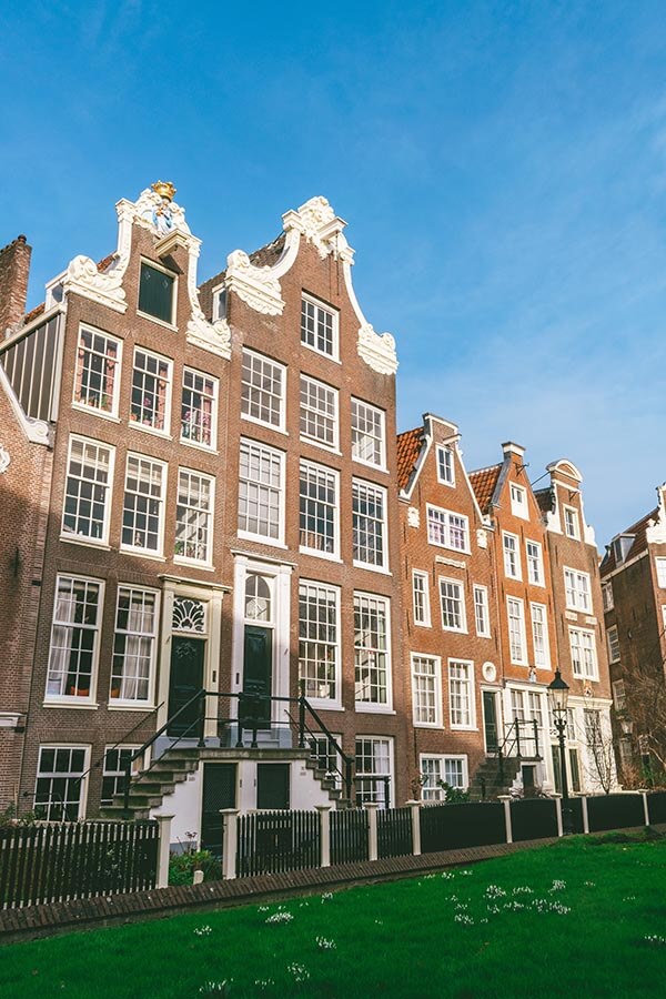 Photo of the Bagijnhof, a hidden courtyard in Amsterdam