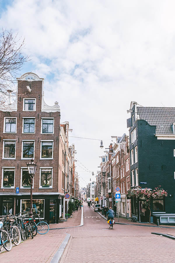 View of the entrance to the 9 Straatjes (Nine Little Streets) neighborhood of Amsterdam, one of the best areas to shop in amsterdam like a local! #amsterdam #netherlands #nederland #holland #shopping 