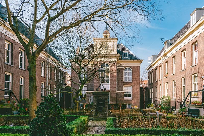 A beautiful hidden courtyard in Amsterdam: Van Brienenhofje