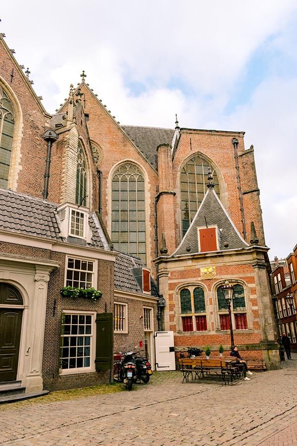 Die Oude Kerk im Rotlichtviertel von Amsterdam