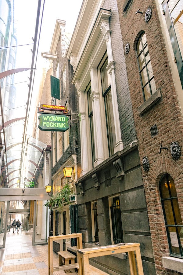 Außenansicht von Wynand Fockink, einer der authentischsten Proeflokale in Amsterdam, in denen man Jenever probieren kann! 