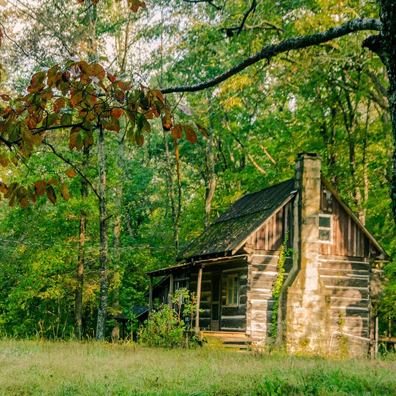 Eine schöne Holzhütte im Osten Kentuckys.  Die Wälder von Ost-Kentucky sind ein Grund, diese Region von Kentucky zu besuchen! #Reisen #Wälder #Ländlich #Kentucky #Homestead