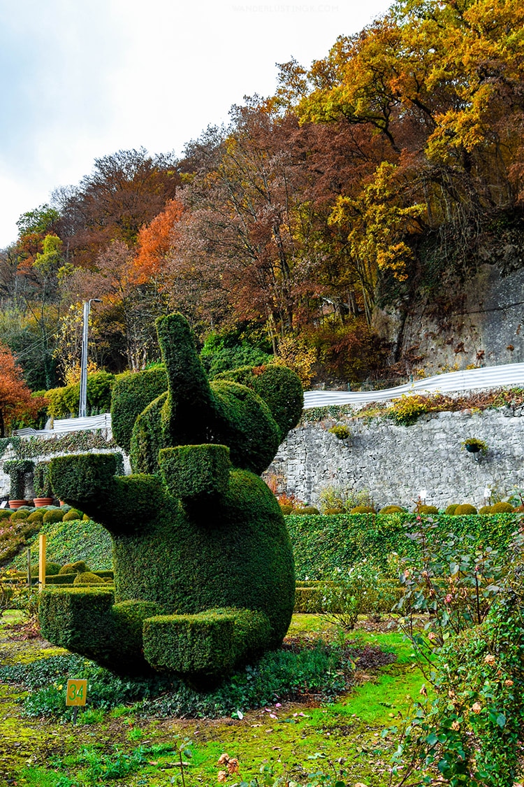  Topiary sculpture in Durbuy Belgium, the world’s largest topiary garden. Discover the quirkiest thing to do in Durbuy!