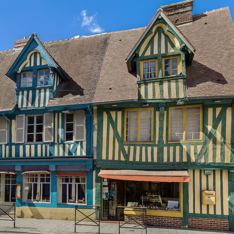 Beautiful houses in Normandy. Read what you must include on your Normandy road trip! #cider #normandy #france