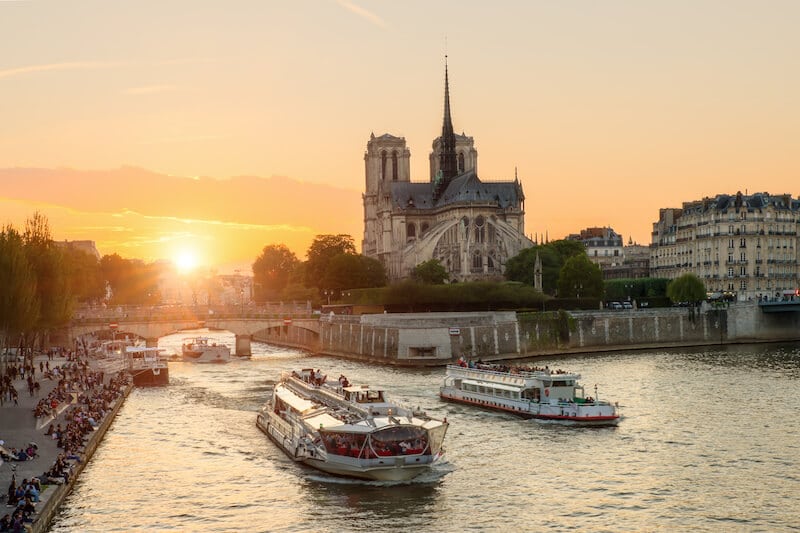 Tips on how to avoid scams in Paris written by an insider. Read more tips on what not to do in Paris to avoid getting robbed. #travel #Paris #france 