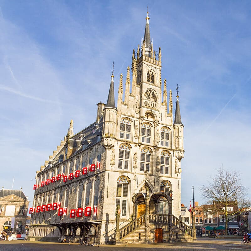 The beautiful Gouda Stadshuis, the oldest gothic city hall in the Netherlands. Do not miss this beautiful piece of Dutch architecture when visiting Holland! #travel #gouda #holland #netherlands