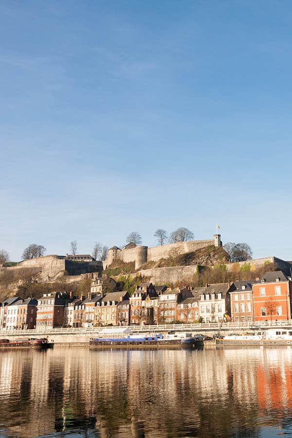 Schöner Blick auf die Zitadelle von Namur, der Hauptstadt der belgischen Region Wallonien, die nur einen Tagesausflug von Brüssel entfernt ist. #Reisen #Belgien #Wallonien 