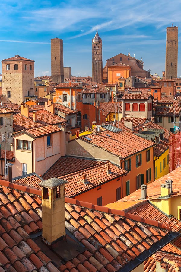 Bologna, eine der italienischen Städte, die Sie in Ihrem Urlaub in Europa besuchen sollten. Lies weiter, um zu erfahren, wohin du in zwei Monaten in Europa reisen kannst, mit der perfekten Reiseroute für Backpacking Europa! #Reisen #italien #italien #Bologna #europa 