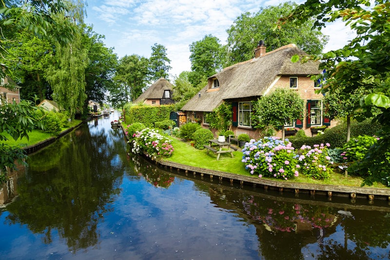 Giethoorn, one of the most beautiful towns in the Netherlands. Read how to get to Giethoorn from Amsterdam via Zwolle & why you should visit Zwolle.