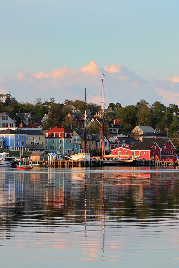 Ansicht von Lunenburg, Nova Scotia.  Lesen Sie, was man in Nova Scotia essen kann und andere Tipps für Reisen in Nova Scotia! #Reisen #Novascotia