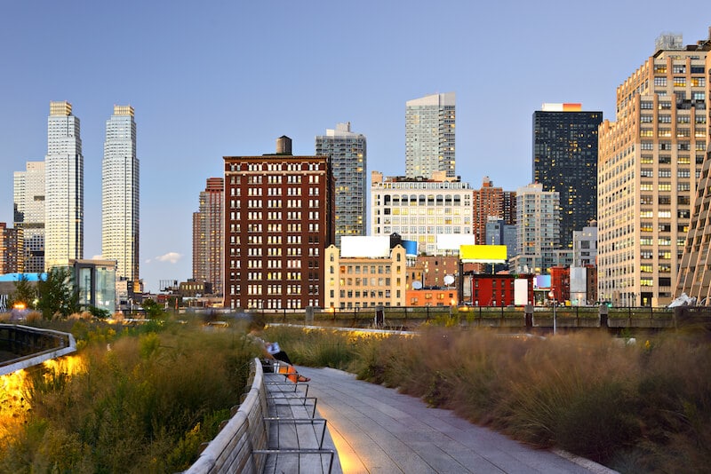 Die Highline bietet einige der besten Aussichten in New York City! Lesen Sie mehr über 11 andere Orte, von denen aus man eine fantastische Aussicht auf Manhattan hat! #Reisen #Manhattan #NYC #NewYork 