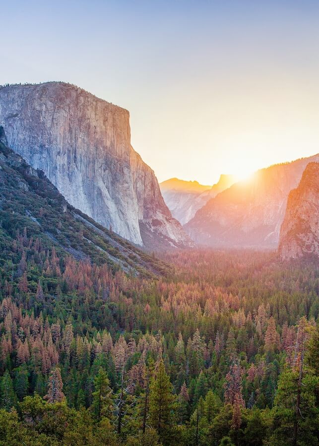 Yosemite National Park. It's possible to visit Yosemite and other American national parks without a car... Read tips on how to travel in the United States without a car! #travel #America