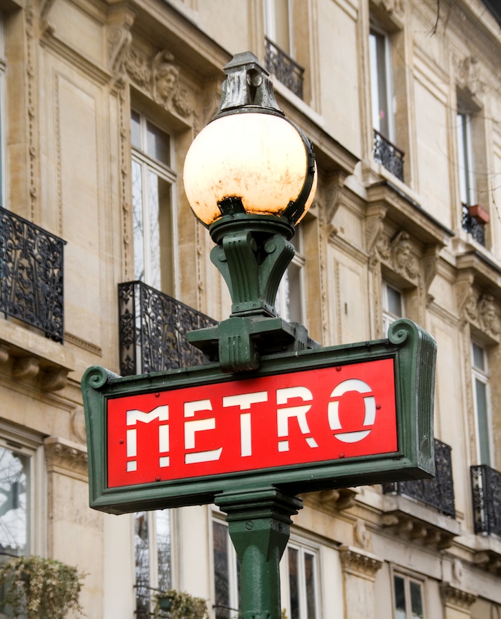 Typisches Pariser Metro-Schild an einer Straßenlampe. Paris, Frankreich.

