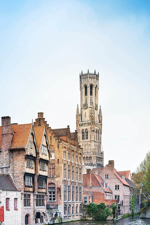 Schöner Blick auf einen Kanal in Brügge, einer der Höhepunkte einer erstmaligen Belgien-Reise! #Reisen #Belgien #Brügge