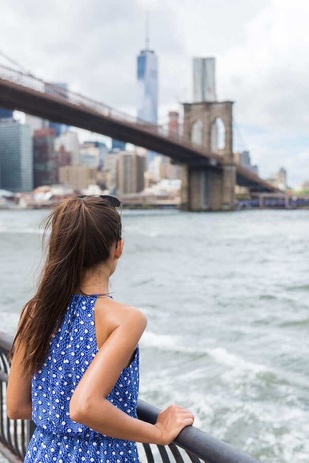 Mädchen bewundert die Brooklyn Bridge vom Brooklyn Bridge Park aus. Lesen Sie in diesem Reiseführer für die Innenstadt von Brooklyn, was Sie in Brooklyn unternehmen können! #Reisen #NYC #Brooklyn