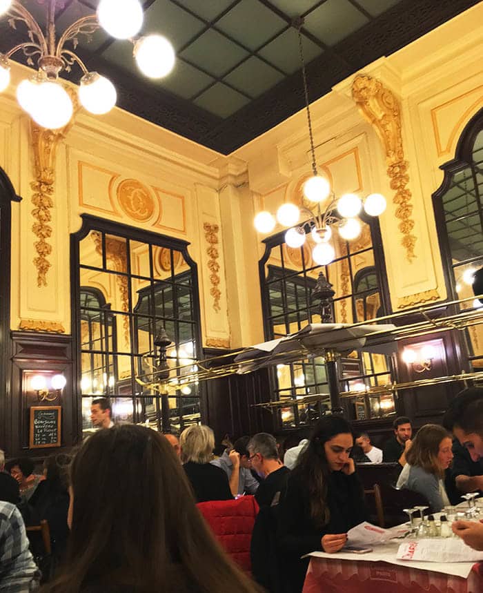 Foto von Le Bouillon Chartier, einem der besten preisgünstigen Restaurants in Paris und ein Muss, wenn man die ausgetretenen Pfade in Paris verlassen möchte. #Paris #Essen