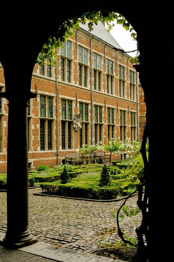 Blick auf das Plantin-Moretus-Museum in Antwerpen, einer der Höhepunkte einer Woche in Belgien! #Reisen #Belgien #Antwerpen