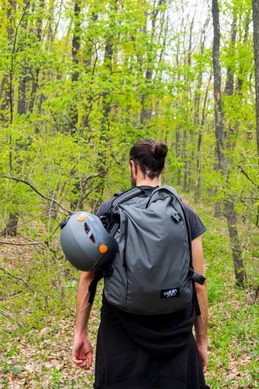 Mann trägt den cabinzero Rucksack