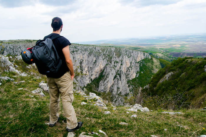 Mann bewundert Ausblick in Rumänien