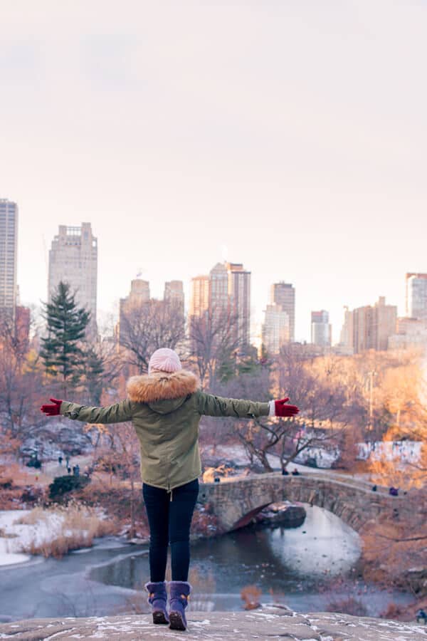 Ein Mädchen bewundert den Central Park im Winter in New York City.  Auch wenn es kalt ist, können Sie das Beste von New York genießen! #Reisen #NYC #NewYorkCity