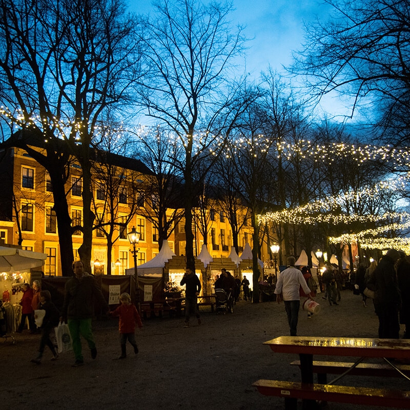 Beautiful lit up Christmas market in the Hague along Lange Voorhout. This beautiful Dutch Christmas market is one of the best in the Netherlands! #travel #netherlands #christmas #kerst #holland