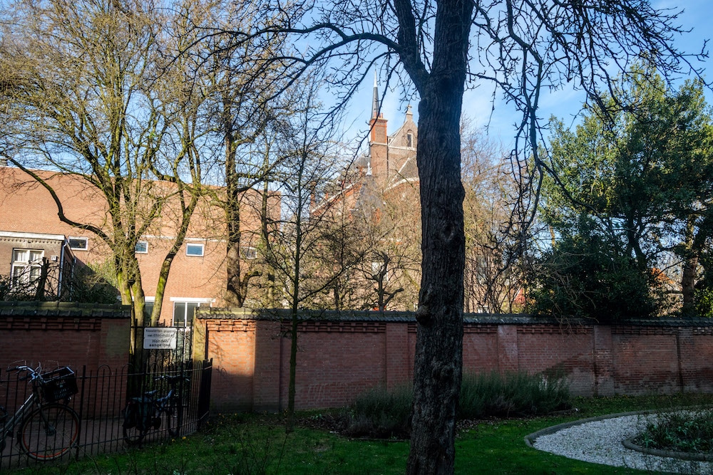 De Barthkapel, one of the secret gardens in the Hague. Lezen meer over geheim plekken in den haag! #travel #den haag