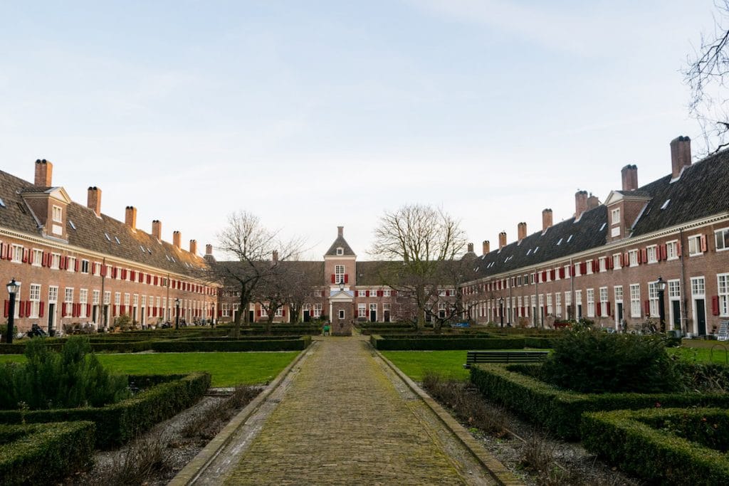 Hofje van Nieuwkoop, the largest hofje in the Netherlands. This stunning hofje in the Hague is one of the many hidden courtyards in the Hague that you'll want to visit... #travel #denhaag #hofje