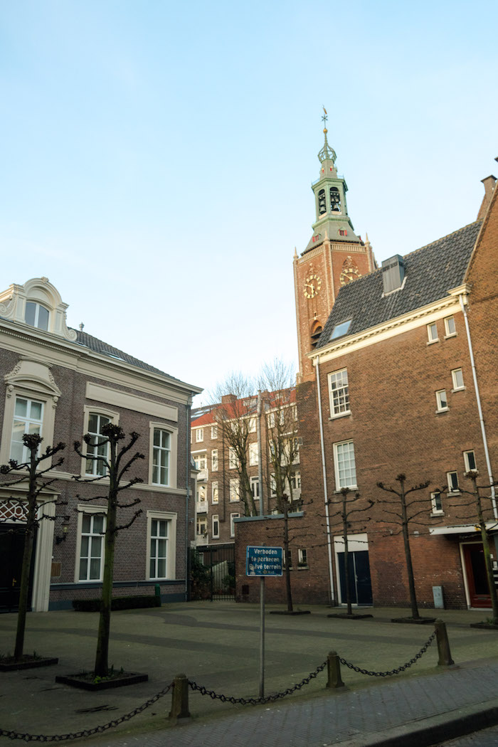 Schöner Platz in Den Haag mit Blick auf die Grote Kerk in Den Haag. Lesen Sie über was zu tun in Den Haag von einem Bewohner! #Reisen #Niederlande #Architektur #Holland #denhaag #Den Haag #Stadtansichten