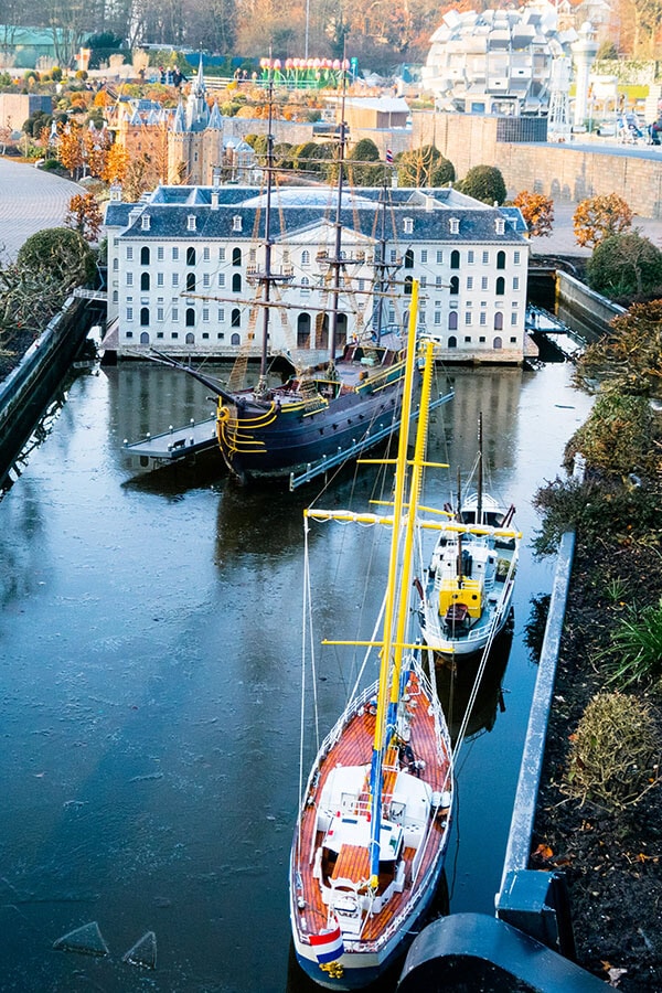 Wunderschöne Szene des Amsterdamer Hafens von oben auf dem Madurodam.  Lesen Sie, warum Sie diesen Miniatur-Themenpark in Den Haag besuchen sollten! #Reisen #Holland #Niederlande #Amsterdam