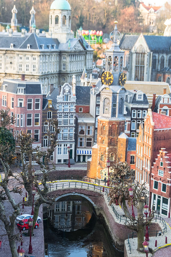 Schönes Foto von Amsterdam "von oben", aufgenommen in der Miniaturversion von Amsterdam auf dem Madurodam in Den Haag.  Diese familienfreundliche Attraktion ist voll von niedlichen holländischen Miniaturen! #Reisen #Holland #Niederlande #Amsterdam #Haag #Madurodam