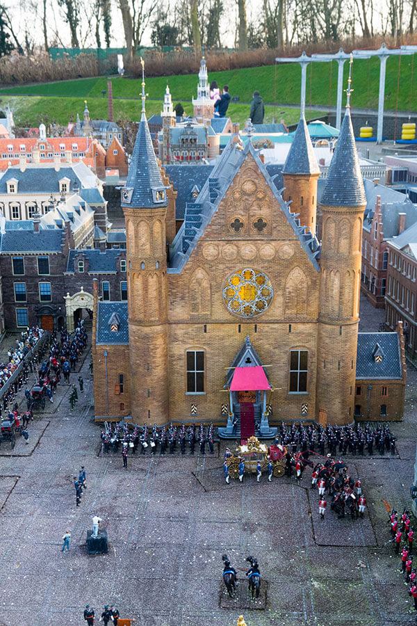 Miniatur des Binnenhofs am Madurodam aus der "Drohnenperspektive" aufgenommen.  Dieses berühmte Gebäude für das niederländische Parlament in Den Haag ist im Maßstab 1:25 in diesem Miniatur-Themenpark zu sehen! #Reisen #Holland #Niederlande 