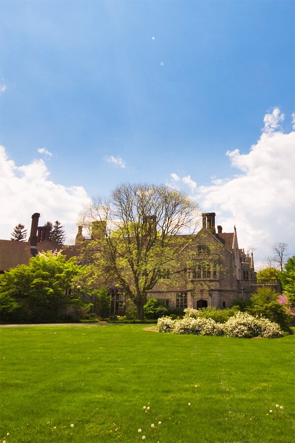 Beautiful mansion on Long Island.  See the gilded age along the Gold Coast of Long Island in this Gatsby-inspired guide to a beautiful weekend trip from NYC! #travel #longisland #NewYork 