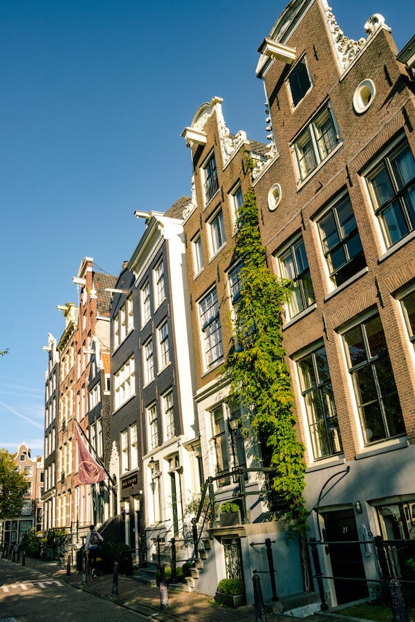 Beautiful canalhouses along Herengracht, one of the most beautiful canals (and streets) in Amsterdam to explore. #travel #amsterdam #holland #netherlands