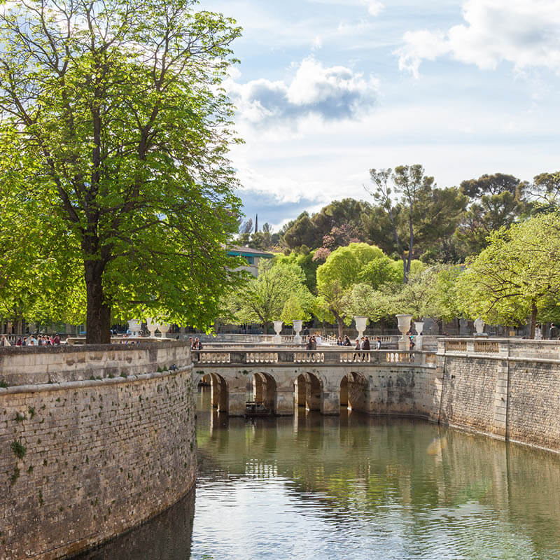 Springbrunnengarten in Nimes, Frankreich mit Spiegelung im Wasser