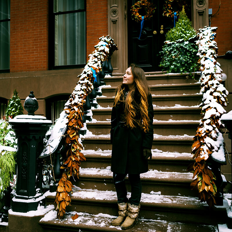 Ein Mädchen genießt den Winter in Greenwich Village, einem der schönsten Orte in New York City, die man im Winter besuchen kann! #Reisen #NewYork #NYC