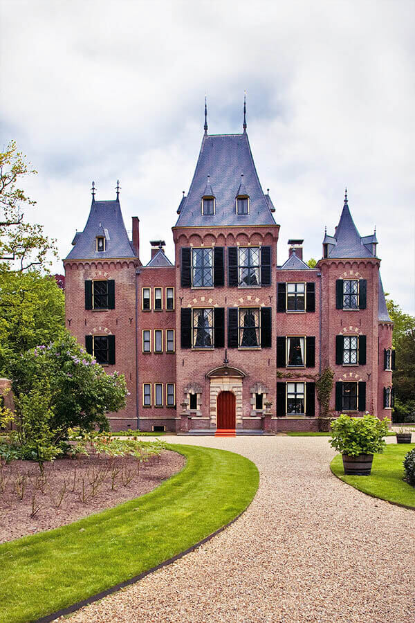 Keukenhof Castle, one of the key places to see when visiting Lisse and Keukenhof. This beautiful tulip garden in Holland is worth visiting! #travel #holland #netherlands #nederland #kasteel #castle