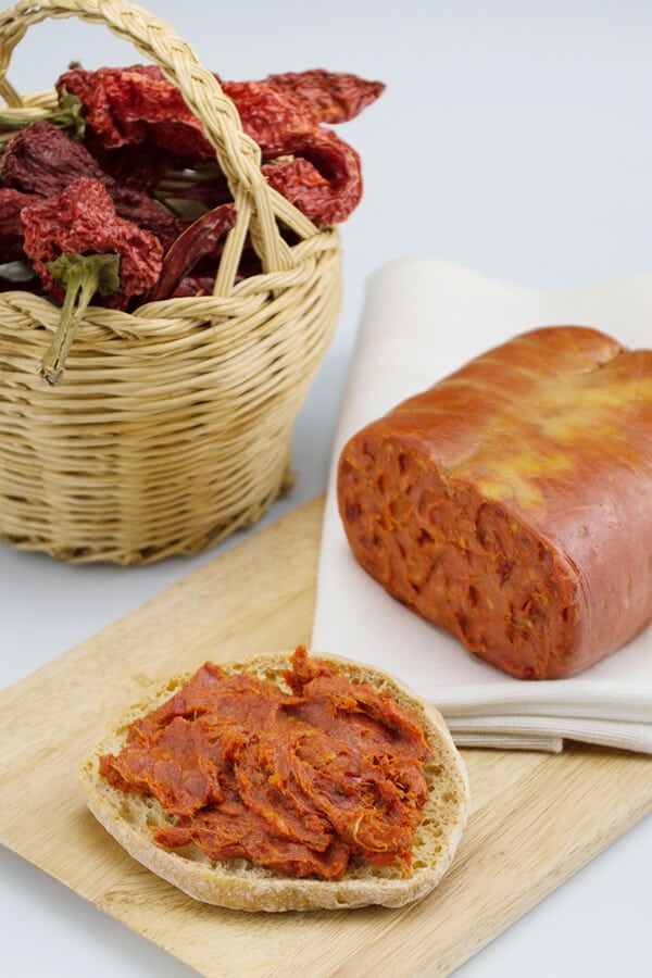 Nduja, ein traditioneller pikanter Aufstrich aus Kalabrien mit Chilischoten