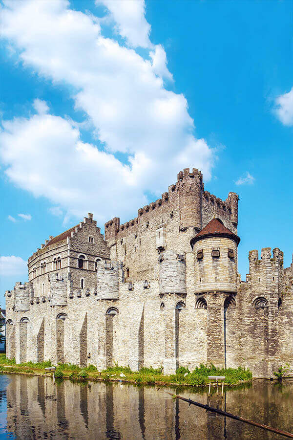 Das Schloss Gravensteen ist einer der Höhepunkte, wenn Sie Belgien zum ersten Mal besuchen.  Sehen Sie Ihre perfekte belgische Reiseroute! #Reisen #Belgien #Gent #Gent