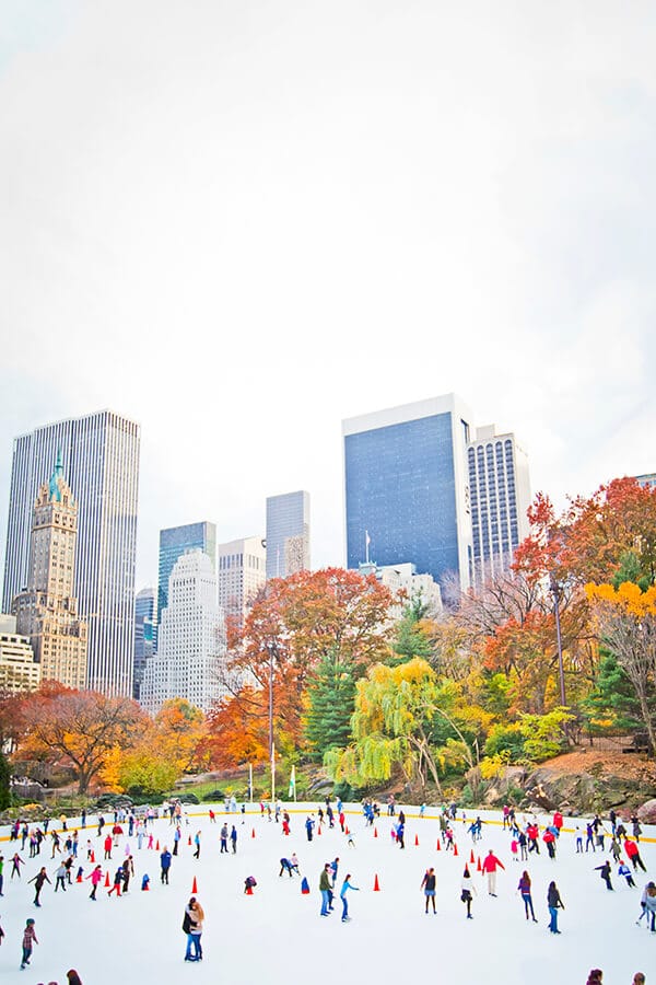 Eislaufende Menschen auf der Wollman Rink, eines der besten Dinge, die man im Winter in New York City tun kann! #NYC #NewYork #NY #Reisen