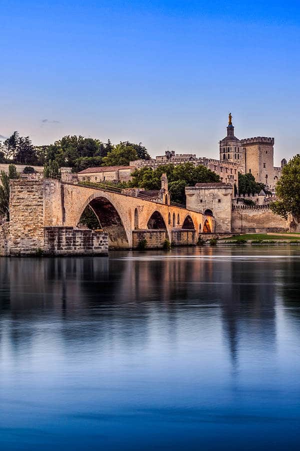 Schönes Foto von Avignon, das sich im Wasser mit dem Papstpalast spiegelt 