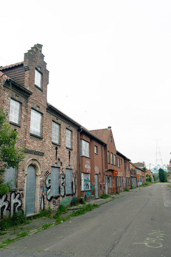 Historic home in Doel, Belgium with graffiti. Read what it's like to visit the Belgian ghost town of Doel, Belgium. #travel #belgium #doel #graffiti #abandonedplaces #streetart